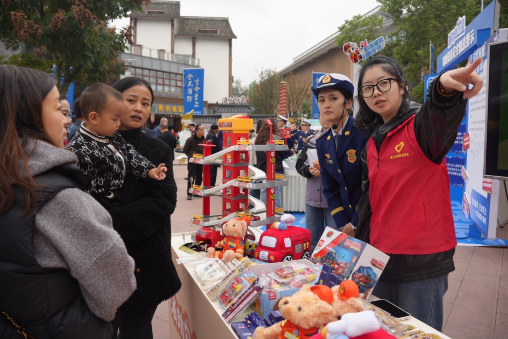 四川2025年消防宣传月活动走进乡村：围绕“安全用火用电”主题